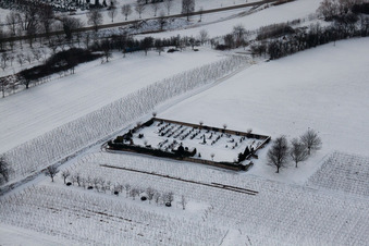 Vue aérienne de Cimetière sous la neige à le quartier Kleinsteinfeld in Niederotterbach dans le département Rhénanie-Palatinat, Allemagne