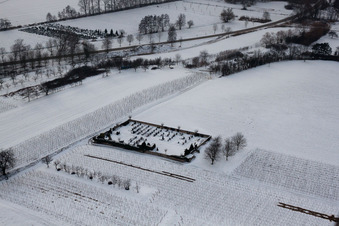Vue aérienne de Cimetière sous la neige à le quartier Kleinsteinfeld in Niederotterbach dans le département Rhénanie-Palatinat, Allemagne