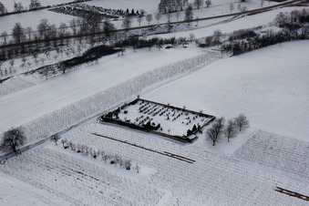 Photographie aérienne de Cimetière sous la neige à le quartier Kleinsteinfeld in Niederotterbach dans le département Rhénanie-Palatinat, Allemagne