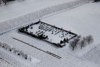 Vue oblique de Cimetière sous la neige à le quartier Kleinsteinfeld in Niederotterbach dans le département Rhénanie-Palatinat, Allemagne