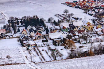 Rue principale en hiver sous la neige à le quartier Kleinsteinfeld in Niederotterbach dans le département Rhénanie-Palatinat, Allemagne d'en haut