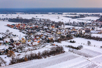 Vue aérienne de Vue du village depuis le nord-ouest en hiver sous la neige à le quartier Kleinsteinfeld in Niederotterbach dans le département Rhénanie-Palatinat, Allemagne
