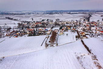Vue aérienne de Vue du village depuis le sud en hiver sous la neige à Dierbach dans le département Rhénanie-Palatinat, Allemagne