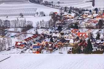 Vue aérienne de Mühlweg sous la neige à Dierbach dans le département Rhénanie-Palatinat, Allemagne