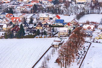 Vue aérienne de Cimetière sous la neige à Dierbach dans le département Rhénanie-Palatinat, Allemagne