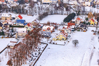 Vue aérienne de Cimetière sous la neige à Dierbach dans le département Rhénanie-Palatinat, Allemagne
