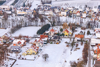 Vue aérienne de Rue du cimetière sous la neige à Dierbach dans le département Rhénanie-Palatinat, Allemagne