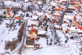 Vue aérienne de Rue du cimetière sous la neige à Dierbach dans le département Rhénanie-Palatinat, Allemagne