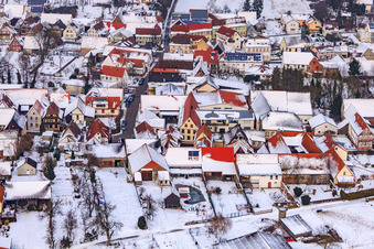 Vue aérienne de Rue principale en hiver sous la neige à Dierbach dans le département Rhénanie-Palatinat, Allemagne