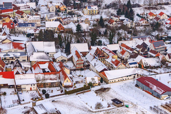Vue aérienne de Rue principale en hiver sous la neige à Dierbach dans le département Rhénanie-Palatinat, Allemagne