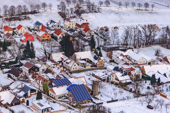 Vue oblique de Rue principale en hiver sous la neige à Dierbach dans le département Rhénanie-Palatinat, Allemagne