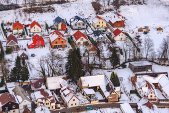 Vue aérienne de Kirchgasse sous la neige à Dierbach dans le département Rhénanie-Palatinat, Allemagne