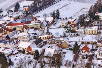 Vue aérienne de Haingasse sous la neige à Dierbach dans le département Rhénanie-Palatinat, Allemagne