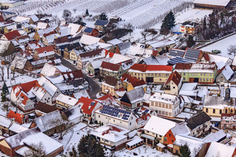 Vue aérienne de Haingasse x Hauptstraße dans la neige à Dierbach dans le département Rhénanie-Palatinat, Allemagne