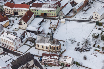 Vue aérienne de Bâtiments d'église enneigés en hiver dans le centre du village à Dierbach dans le département Rhénanie-Palatinat, Allemagne