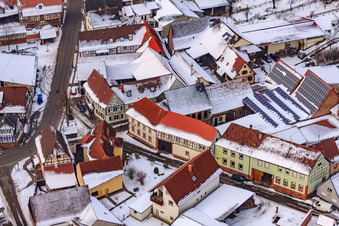 Vue aérienne de Le sanctuaire de Holger Kuhn dans la Haingasse x Hauptstraße sous la neige à Dierbach dans le département Rhénanie-Palatinat, Allemagne
