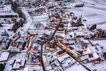 Vue aérienne de Haingasse x Hauptstraße dans la neige à Dierbach dans le département Rhénanie-Palatinat, Allemagne