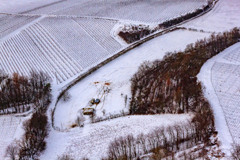 Vue aérienne de Enclos à chevaux sous la neige à Barbelroth dans le département Rhénanie-Palatinat, Allemagne