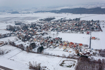 Vue aérienne de Vue du village enneigé en hiver à Barbelroth dans le département Rhénanie-Palatinat, Allemagne