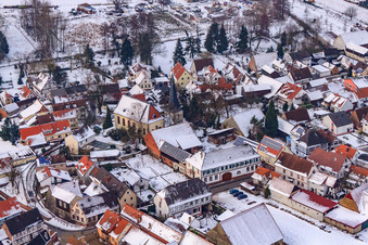 Vue aérienne de Église sous la neige à Barbelroth dans le département Rhénanie-Palatinat, Allemagne