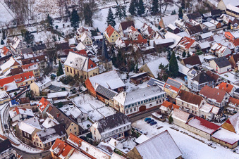 Vue aérienne de Église sous la neige à Barbelroth dans le département Rhénanie-Palatinat, Allemagne