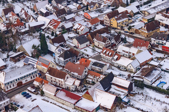 Vue aérienne de Rue principale en hiver sous la neige à Barbelroth dans le département Rhénanie-Palatinat, Allemagne