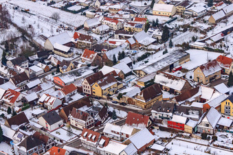 Vue aérienne de Rue principale en hiver sous la neige à Barbelroth dans le département Rhénanie-Palatinat, Allemagne