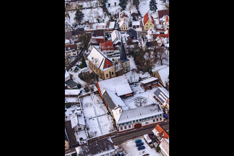 Vue oblique de Église sous la neige à Barbelroth dans le département Rhénanie-Palatinat, Allemagne