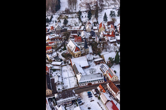 Église sous la neige à Barbelroth dans le département Rhénanie-Palatinat, Allemagne d'en haut