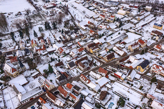 Photographie aérienne de Rue principale en hiver sous la neige à Barbelroth dans le département Rhénanie-Palatinat, Allemagne