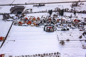 Vue aérienne de Mühlstraße sous la neige à Barbelroth dans le département Rhénanie-Palatinat, Allemagne