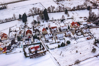 Vue aérienne de Mühlstraße sous la neige à Barbelroth dans le département Rhénanie-Palatinat, Allemagne
