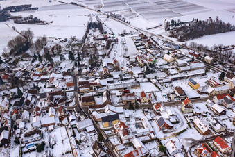 Vue aérienne de Friedensstraße sous la neige à Barbelroth dans le département Rhénanie-Palatinat, Allemagne
