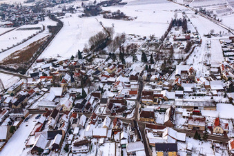 Vue aérienne de Friedensstraße sous la neige à Barbelroth dans le département Rhénanie-Palatinat, Allemagne