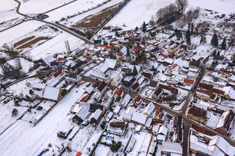Vue oblique de Rue principale en hiver sous la neige à Barbelroth dans le département Rhénanie-Palatinat, Allemagne