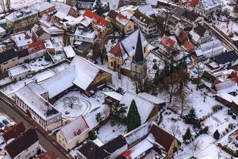 Église sous la neige à Barbelroth dans le département Rhénanie-Palatinat, Allemagne vue d'en haut