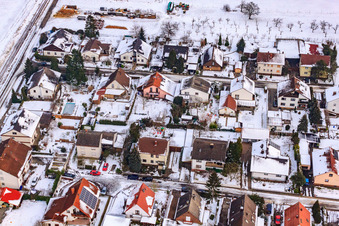 Vue aérienne de Garden Street sous la neige à Barbelroth dans le département Rhénanie-Palatinat, Allemagne