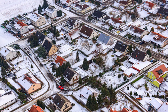 Vue aérienne de Schützenstraße sous la neige à Barbelroth dans le département Rhénanie-Palatinat, Allemagne