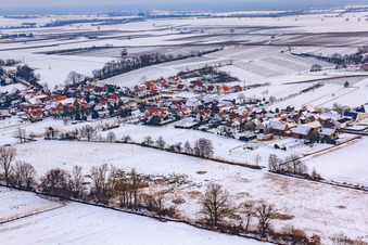 Vue aérienne de Vue du village depuis le nord-ouest sous la neige à Hergersweiler dans le département Rhénanie-Palatinat, Allemagne