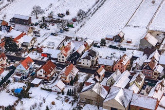 Vue aérienne de Rue principale en hiver sous la neige à Hergersweiler dans le département Rhénanie-Palatinat, Allemagne