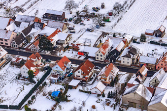 Photographie aérienne de Rue principale en hiver sous la neige à Hergersweiler dans le département Rhénanie-Palatinat, Allemagne