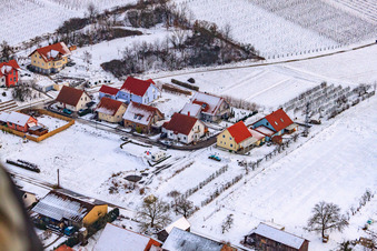 Vue aérienne de À Narrenberg sous la neige à Hergersweiler dans le département Rhénanie-Palatinat, Allemagne
