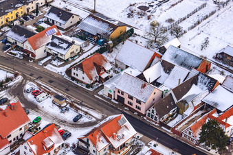 Vue oblique de Rue principale en hiver sous la neige à Hergersweiler dans le département Rhénanie-Palatinat, Allemagne