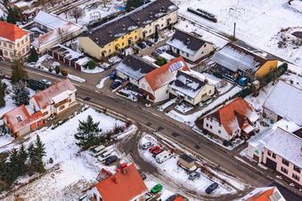 Rue principale en hiver sous la neige à Hergersweiler dans le département Rhénanie-Palatinat, Allemagne d'en haut