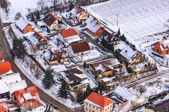 Rue principale en hiver sous la neige à Hergersweiler dans le département Rhénanie-Palatinat, Allemagne vue d'en haut