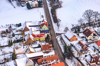 Rue principale en hiver sous la neige à Hergersweiler dans le département Rhénanie-Palatinat, Allemagne vue du ciel