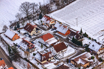 Vue aérienne de Konrad-Hofmann-Straße dans la neige à Hergersweiler dans le département Rhénanie-Palatinat, Allemagne