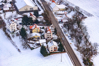 Enregistrement par drone de Rue principale en hiver sous la neige à Hergersweiler dans le département Rhénanie-Palatinat, Allemagne