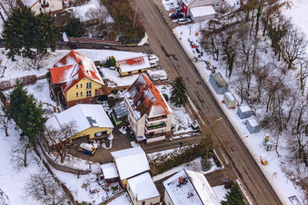 Image drone de Rue principale en hiver sous la neige à Hergersweiler dans le département Rhénanie-Palatinat, Allemagne