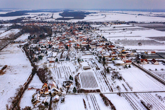 Vue aérienne de Vue du village depuis l'ouest sous la neige à Winden dans le département Rhénanie-Palatinat, Allemagne